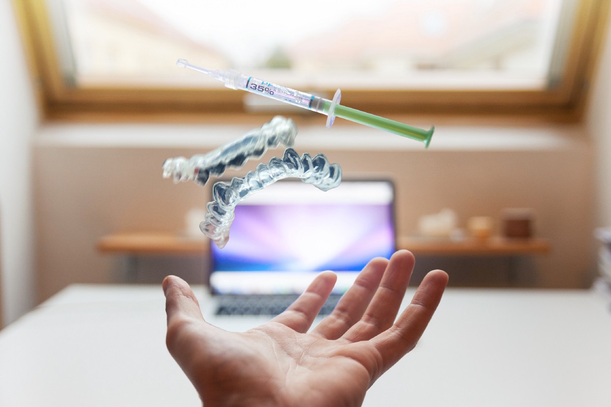 Injectable services in React